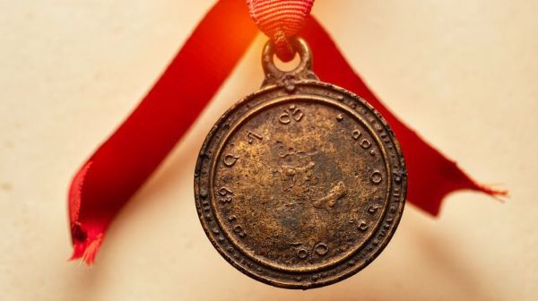 Découvrez la signification secrète de la médaille du travail